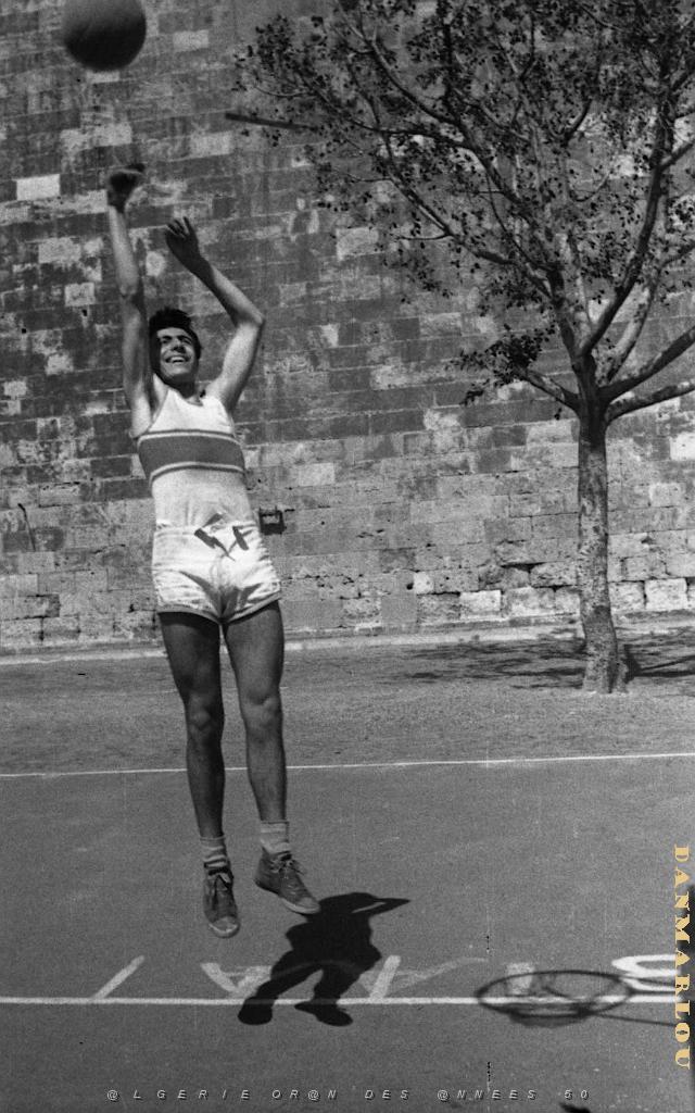 PMO BASKET 19XX  vincent esteve tir en extension.jpg